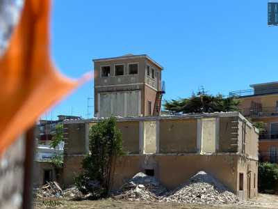 Nel frattempo � stato per� abbattuto parte del muro alto 4 metri che circonda la villa, oltre ai balconi e ai parapetti con i cerchi ornamentali. �Saranno ricostruiti � sottolinea l�ingegnere �. Purtroppo non potevano essere ristrutturati perch� si trovavano in un avanzato stato di degrado che rendeva impossibile una loro riparazione�